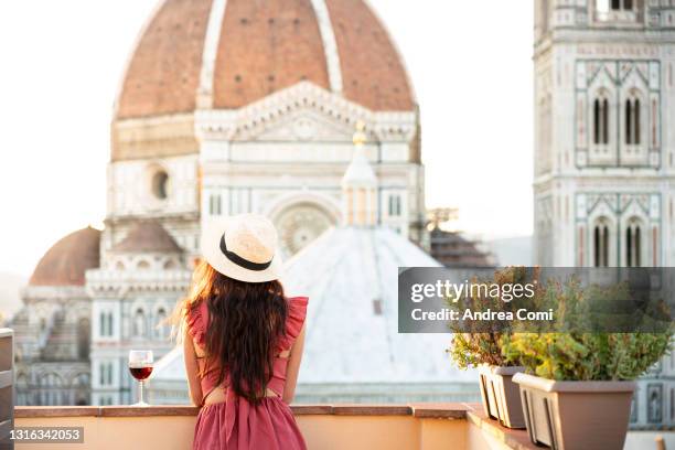 tourist admiring the florence cathedral. florence, tuscany, italy - florenz italien stock-fotos und bilder