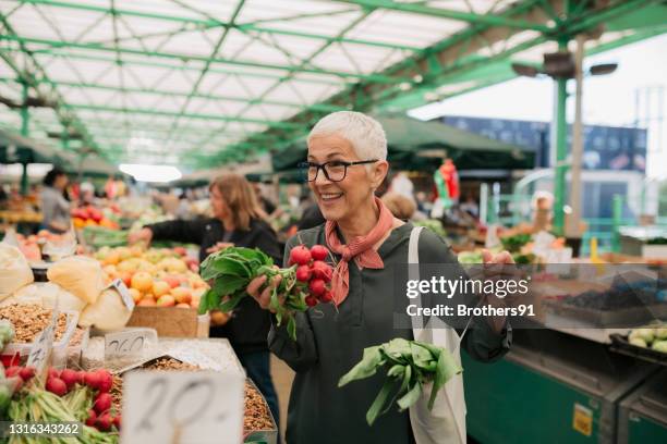 happy caucasian senior woman shopping for groceries - mercado de produtos agrícolas imagens e fotografias de stock