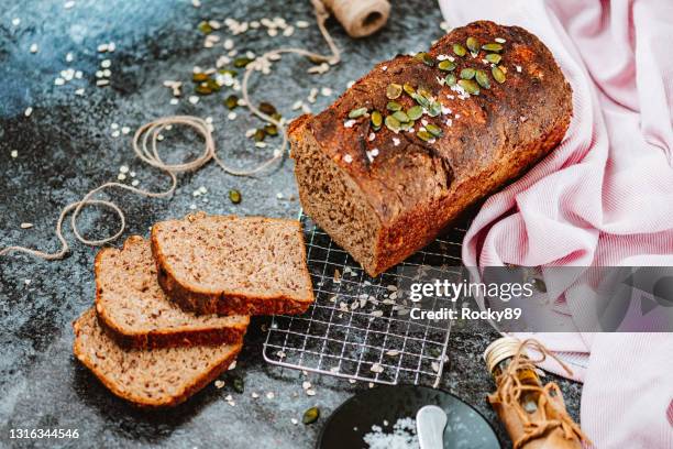 pain d’épeautre de grains entiers maison avec des graines - graine de citrouille photos et images de collection