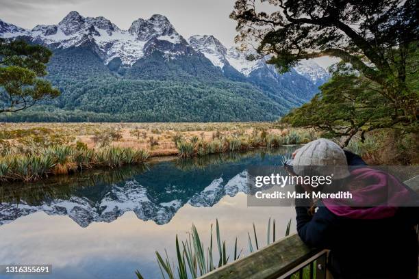 fiordland national park - pico mitre fotografías e imágenes de stock