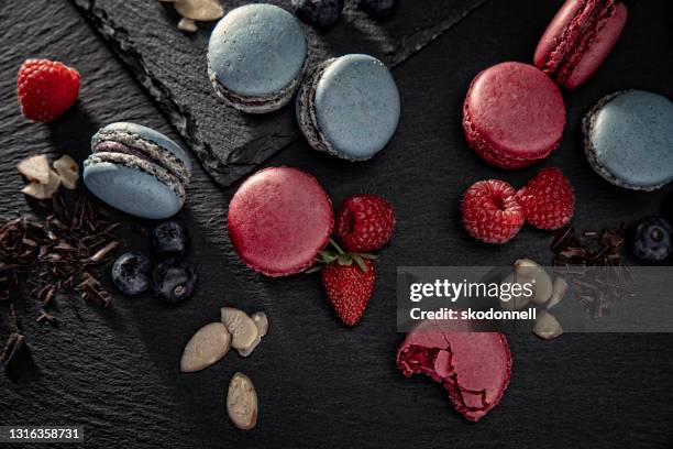 almond macaron blueberry and strawberry cookies sweet pastry with berries stock photo - macarons stock pictures, royalty-free photos & images