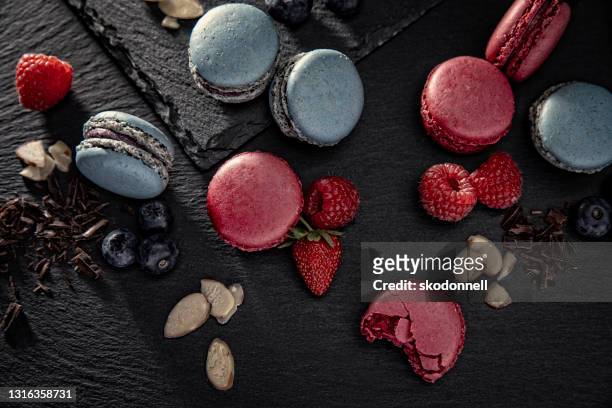 mandel macaron blåbär och jordgubbskakor sött bakverk med bär stockfoto - biskvi bildbanksfoton och bilder