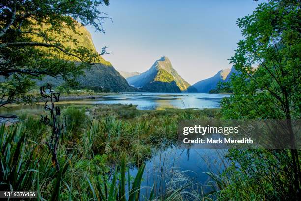 mitre peak - fjord milford sound stock-fotos und bilder