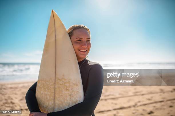 porträtt av teenage female surfer på tallebudgera beach - surfbräda bildbanksfoton och bilder