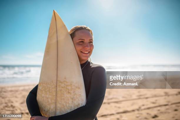 塔勒布吉拉海灘少女衝浪者肖像 - gold coast queensland 個照片及圖片檔