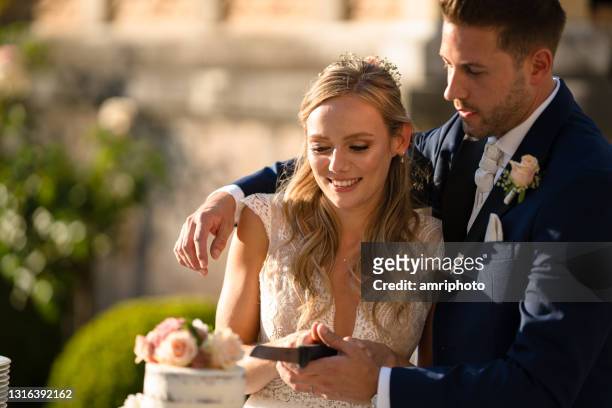 snijden bruidstaart - wedding cake cutting stockfoto's en -beelden