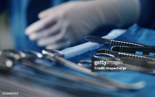 cropped shot of surgical instruments in the operating room of a hospital - equipamento cirúrgico imagens e fotografias de stock