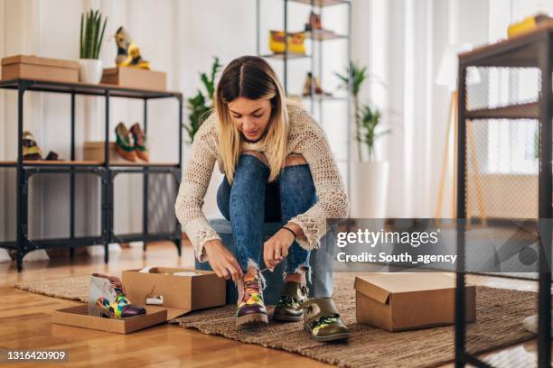 mulher experimentando sapatos - women trying on shoes - fotografias e filmes do acervo