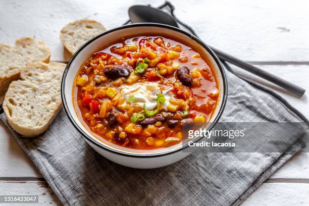 vegetarian chili con carne, chili sin carne - bowl of soup stockfoto's en -beelden