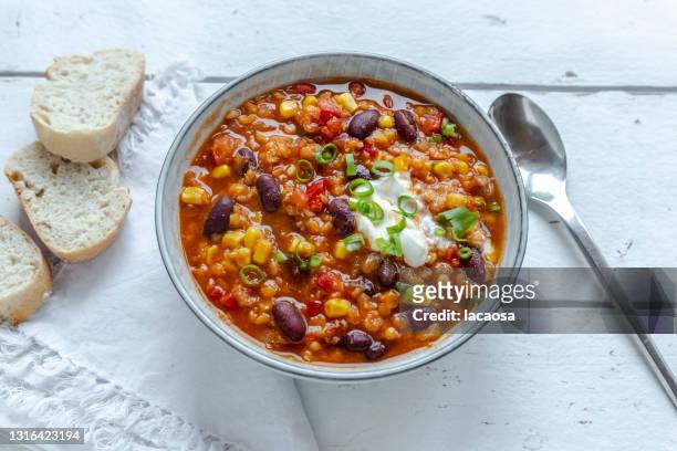 vegetarian chili con carne, chili sin carne - bowl of chili stock-fotos und bilder