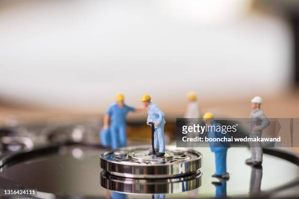 miniature hard drive repair - figurines stock-fotos und bilder