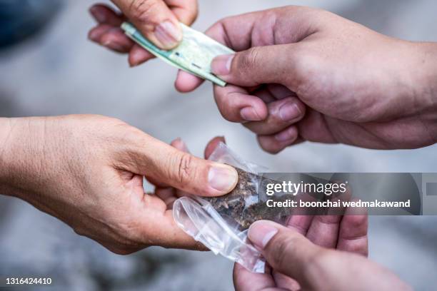 drug addict buying narcotics and paying. - suchtkranker stock-fotos und bilder