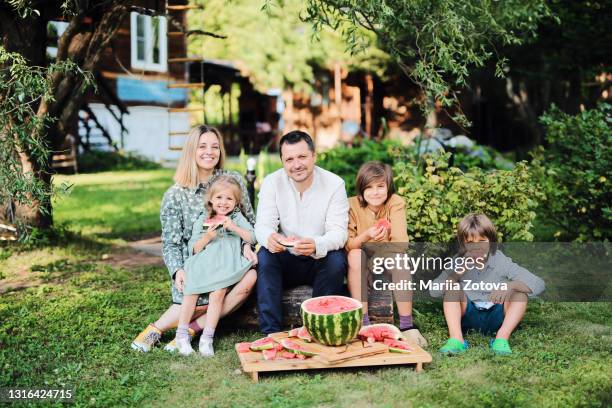 a large family with small children is relaxing, having fun in nature - drei kinder stock-fotos und bilder