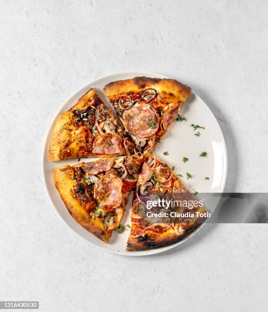 pizza on a plate on white background - teller draufsicht stock-fotos und bilder