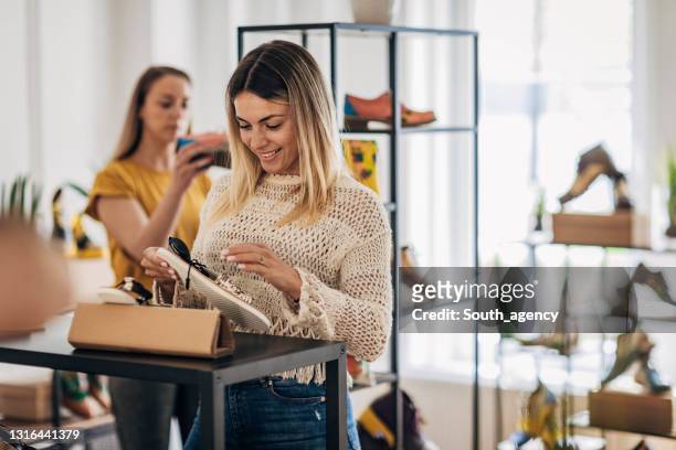 women in fashion store - handbag store stock pictures, royalty-free photos & images