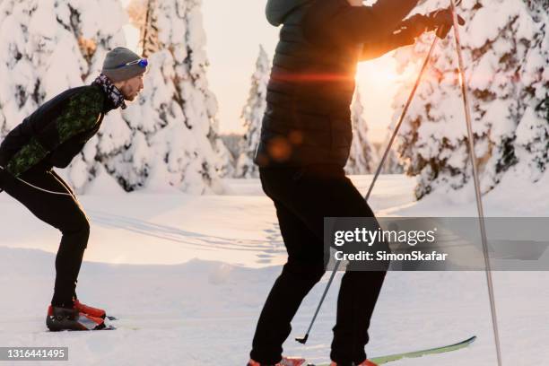 日落時分在雪地裡滑雪的男人 - 越野滑雪 個照片及圖片檔