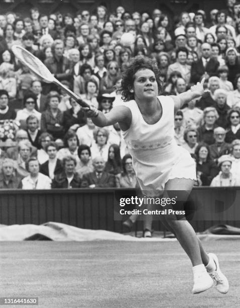 Evonne Goolagong of Australia reaches to makes a forehand return to Marilyn Pryde of New Zealand during their Women's Singles Second Round match on...