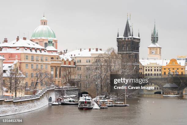 old town bridge tower and st. francis of assisi church in winter, prague, czech republic - francis winter 個照片及圖片檔