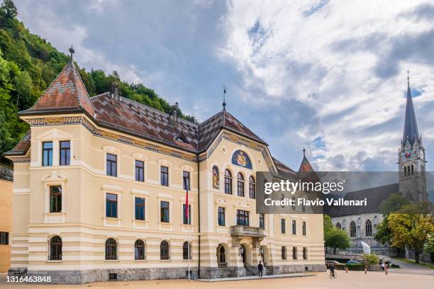 liechtenstein - vaduz, el edificio del gobierno - lichtenstein fotografías e imágenes de stock