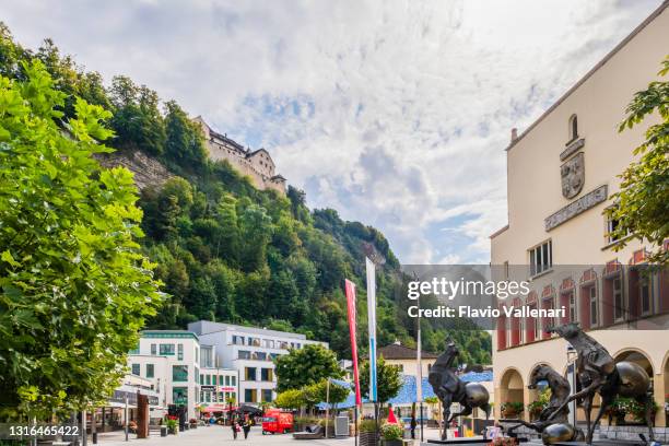 liechtenstein - vaduz, das rathaus - vaduz castle stock-fotos und bilder