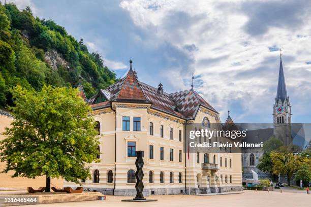 liechtenstein - vaduz, o edifício do governo - principado de liechtenstein - fotografias e filmes do acervo