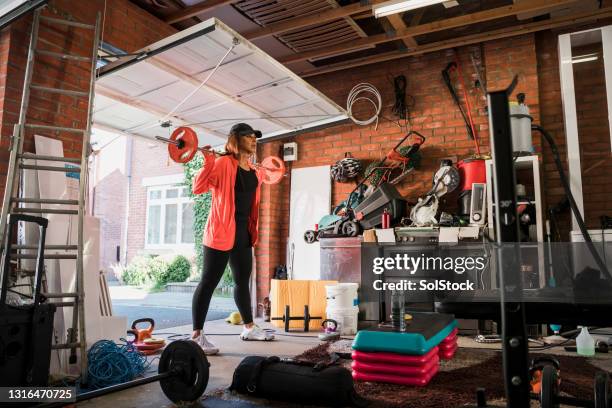 komfort eines garagen-fitnessstudios - menopossibilities stock-fotos und bilder