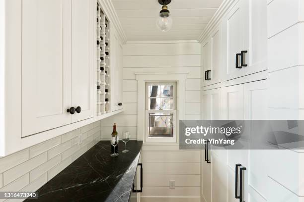 gerenoveerde contemporary bar pantry kamer - voorraadkast stockfoto's en -beelden