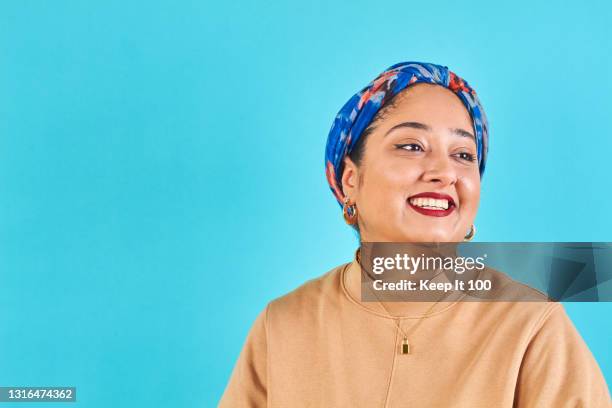 a portrait of a confident, successful woman. - headshots for testimonial stock-fotos und bilder