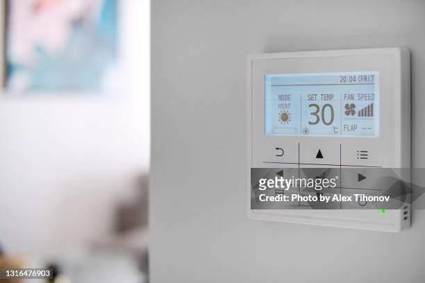 climate control panel close up. smart home concept - aire acondicionado fotografías e imágenes de stock