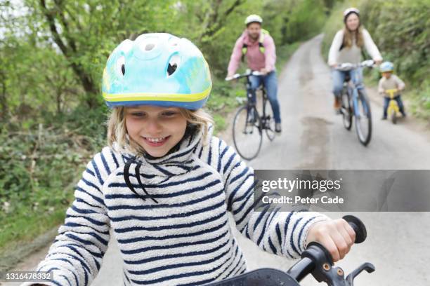 family on country bike ride - two kids with cycle stock-fotos und bilder