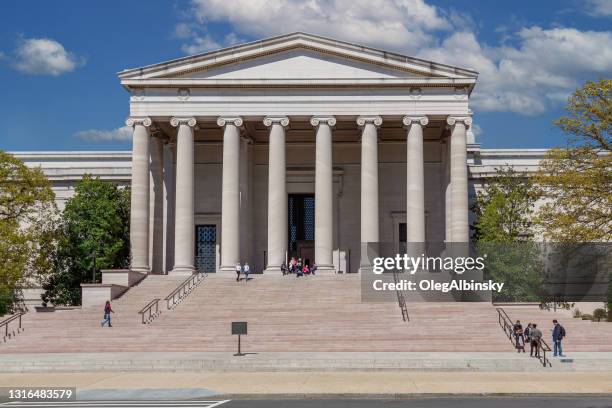 us national gallery of art, smithsonian museum, with blue sky and puffy clouds, washington dc. - galeria nacional de arte dos eua imagens e fotografias de stock