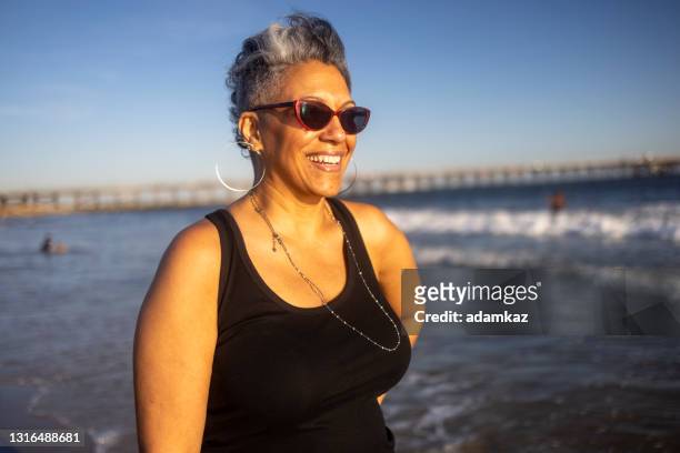 retrato de happy mature black woman en la playa - hot older women fotografías e imágenes de stock
