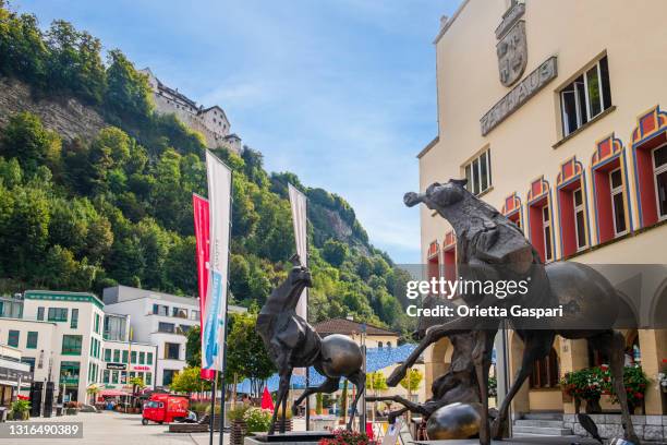 vaduz, das rathaus - liechtenstein - vaduz castle stock-fotos und bilder