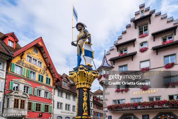 train, kolinbrunnen in kolinplatz - switzerland - zug stock pictures, royalty-free photos & images