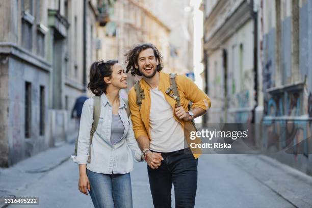 glückliches junges paar, das zusammen reist - city travel stock-fotos und bilder