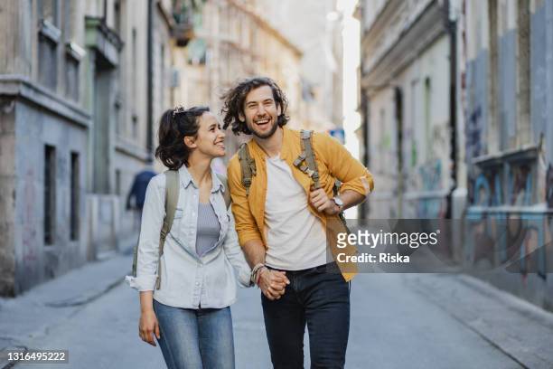 jeunes couples heureux voyageant ensemble - escapade urbaine photos et images de collection