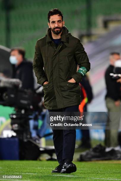 Head coach, Ruben Amorim of Sporting CP reacts during the Liga NOS match between Rio Ave FC and Sporting CP at the Rio Ave FC - Dos Arcos stadium in...