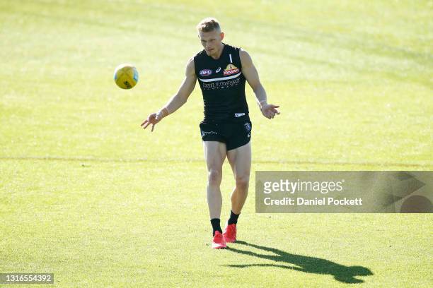 Adam Treloar of the Bulldogs in action during a Western Bulldogs AFL training session at Whitten Oval on May 06, 2021 in Melbourne, Australia.