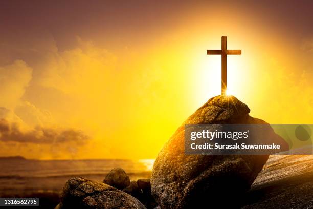 religion christ and the cross of jesus christ at sunset, golden light. - kreuzigung christi stock-fotos und bilder