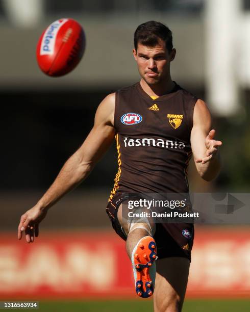 Jaeger O'Meara of the Hawks in action during a Hawthorn Hawks AFL training session at Waverley Park on May 06, 2021 in Melbourne, Australia.
