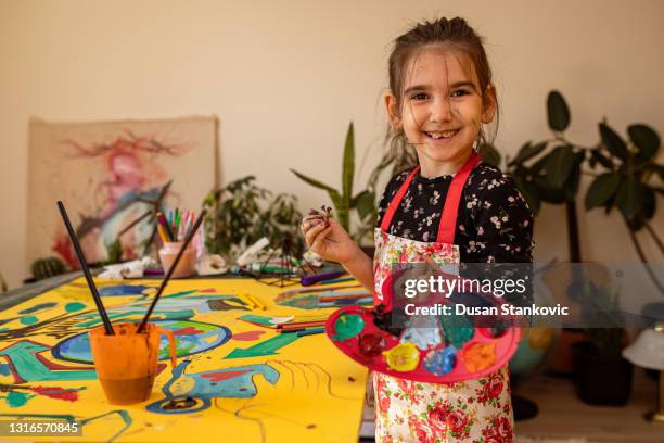 smiling  an artist - pintura em têmpera imagens e fotografias de stock