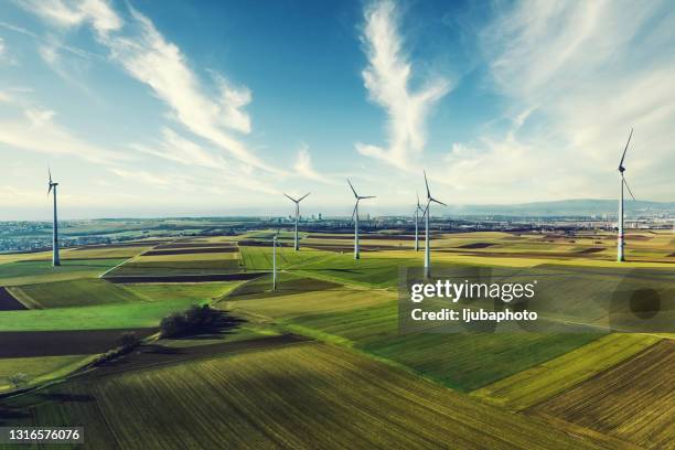 foto av vindkraftverk vid en lantlig vindkraftspark. - horizon bildbanksfoton och bilder