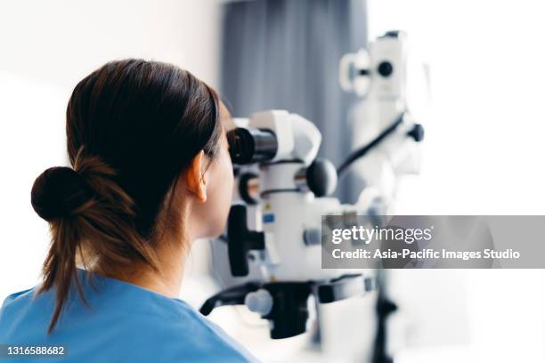 asiatischer zahnarzt untersucht zähne mit moderner ausrüstung in der klinik. - root canal procedure stock-fotos und bilder