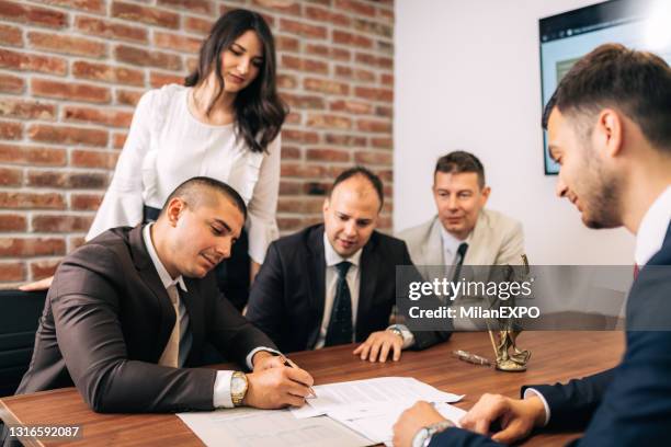 business people negotiating a contract - witness stock pictures, royalty-free photos & images