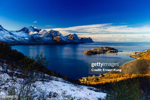huséy, senja insel, herbst, tageslicht - europäisches nordmeer stock-fotos und bilder