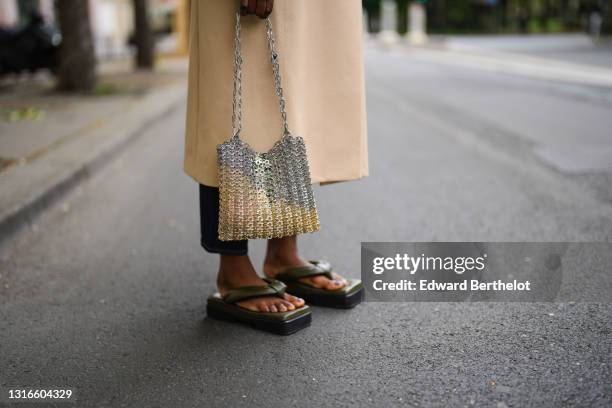 Carrole Sagba @linaose wears navy blue denim jean Levis boyfriend pants, khaki shiny leather platform sole Sinobio sandals, a long oversized GIVENCHY...