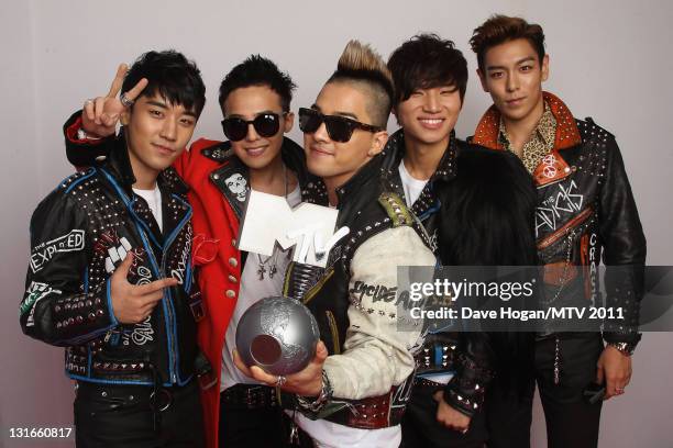 Seungri, G-Dragon, Taeyang, T.O.P, Daesung of Korean boy band Big Bang pose with their Worldwide Act award backstage during the MTV Europe Music...