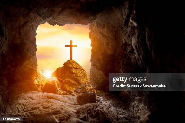 religion christ and the cross of jesus christ at sunset, golden light. - auferstehung stock-fotos und bilder