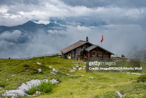 mountain hut suls-lobhornhuette, lauterbrunnen, bernese alps, switzerland - hospiz stock-fotos und bilder