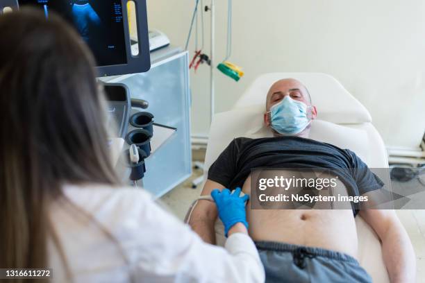 männlicher patient mit bauch-ultraschall - male stomach stock-fotos und bilder